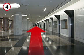 地下道をそのまま直進します。