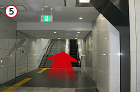 突き当りのエスカレーターを上がって直進してください。