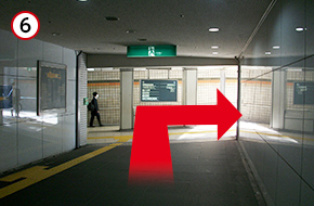 看板を右に曲がります。