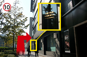 次のブロックで右折します。関電不動産梅田新道ビルの看板が目印です。