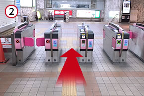 北西口改札を出てください。