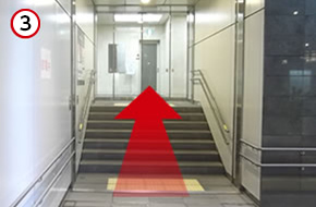 右手のエレベーターに乗り、2階にお越しください。