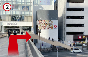 「PARCO2」の前の階段を下ります。「TSUTAYA」前を進み、道なりに左折します。その後、南町通を直進します。