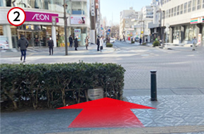 アーケードを出口まで進みます。