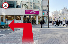 「イオン仙台一番町店」側に向かって交差点を渡った後、左に曲がり、南町通りを仙台駅方向に向かって進みます