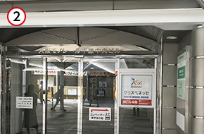 左手にビルの入り口がありますので、5階までお上がりください。