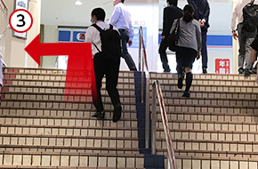 階段を上ったら、その反対側に回ります。