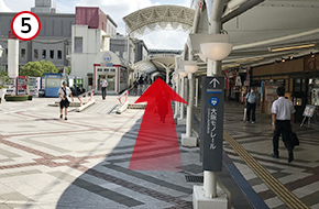 地上に出たら、大阪モノレール方面に向かってアーケードをそのまま直進します。