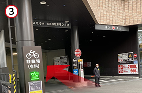 そのまま直進すると、 SENRITOよみうり駐車場入り口が見えてくるため、入場してください。