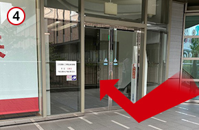 エレベーターで2階に降りていただき、連絡通路を出て右手のビルにお入りください。