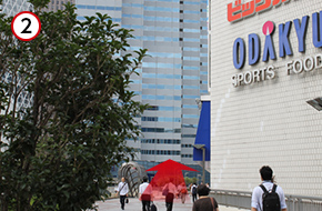 「小田急HALC」を右手にしながら歩行者デッキを直進します。
