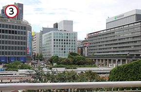 左手にはバスロータリーが見下ろせます。
