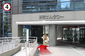 突き当りの「新宿エルタワー」の左側を真っ直ぐ進みます。
