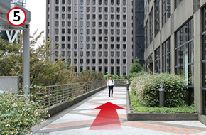 「新宿エルタワー」を右手に真っ直ぐ進みます。
