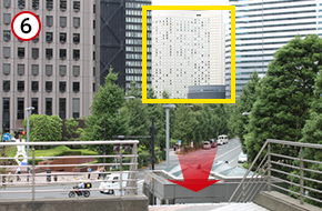 突き当りの階段を下ります。なお、新宿オフィスは奥に見える白い建物（ヒルトン東京）の敷地内にあります。
