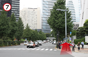 信号を渡り、矢印の方向へ進みます。
