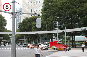 突き当りの信号を渡り、矢印の方向に進みます。

