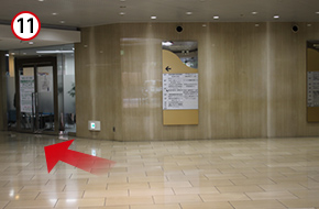 自動扉を抜け、左側に進みます。
