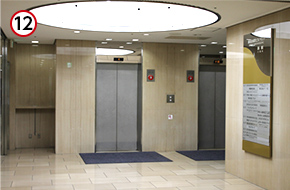 突き当りのエレベーターで、8Fまでお越しください。