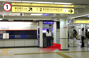 改札を出て右手に進みます。
