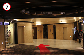 さらに道なりに歩いていきます。
途中、右手にエレベーターが現れますが、これはヒルトンホテルのエレベーターですので、乗らないよう注意してください。