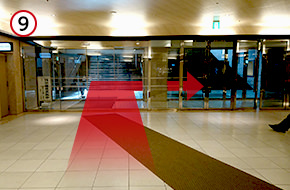 ヒルトピアを抜けると突き当りに地上へ向かう階段が見えてきます。自動扉を通り抜け、階段を上がらず、右方向へお進みください。