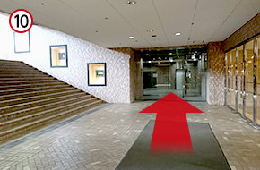 階段を左手に、矢印の方向に進みます。