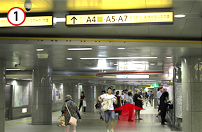 都庁前駅改札を出て直進します。
