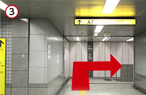 突き当りのエスカレーターを上ります。
