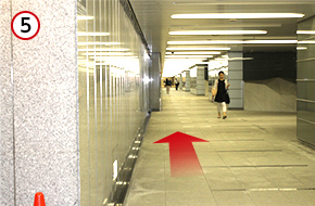 道なりに真っ直ぐ進みます。
