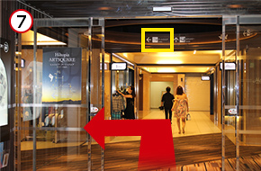 エスカレーターを降りたら自動扉を抜け、左折します。「アートスクエア」の方向です。
ここからヒルトピア（ヒルトン東京の地下アーケード街）の中をしばらく歩きます。