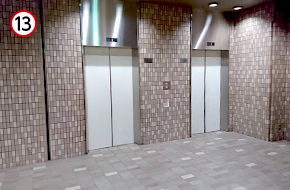 突き当りのエレベーターで、8Fまでお越しください。