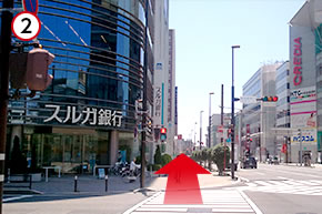 スクランブル交差点をスルガ銀行方面へ渡ります。