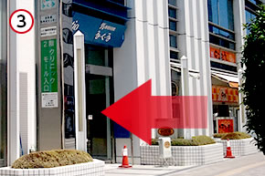 「はなまるうどん」の手前「クリニックモール入口」の看板があるビルへ入ります。