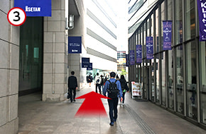 伊勢丹を左手に真っすぐ進みます。