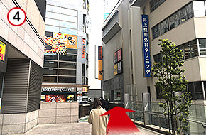 真っすぐ進みます。