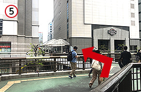 三菱東京UFJとシネマシティの間を真っすぐ進みます。