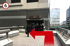 パレスホテルの手前の階段を下ります。