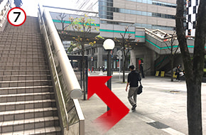 階段を下りたら、振り向いて横断歩道に向かって進みます。