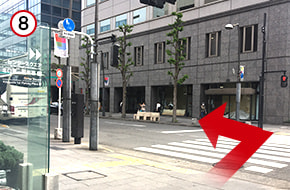 横断歩道を渡ります。