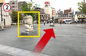 親切な青鬼くん像の前を通過してください