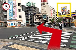 ミニストップ側に横断する形で左折します