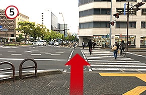 しばらく直進します