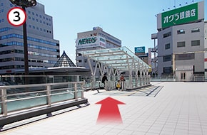 「OPA」前のエスカレーターを下り、直進します。