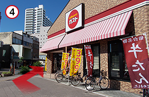 「ガスト」がある交差点を右折し、直進します。