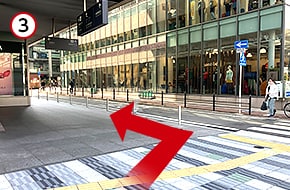 歩道橋の階段を下りたら、あべのハルカス南口方面へ進みます。