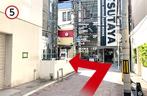 突き当りの道を左折します。