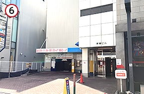 道沿い右手にある「東陽ビル」の5階です。