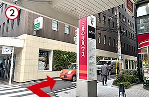 商店街沿いを進み、3つ目の角を右折したら直進します。道沿い右手にある「東陽ビル」の5階です。