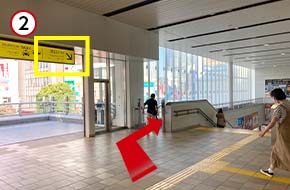 西口(1F)へ行くエスカレーターを下ります。